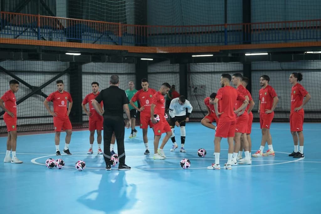 حصة تدريبية للمنتخب الوطني لكرة القدم داخل القاعة بأوزبكستان