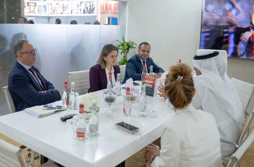 مباحثات بين السيدة غيثة مزور والمدير العام لسلطة مركز دبي التجاري العالمي
