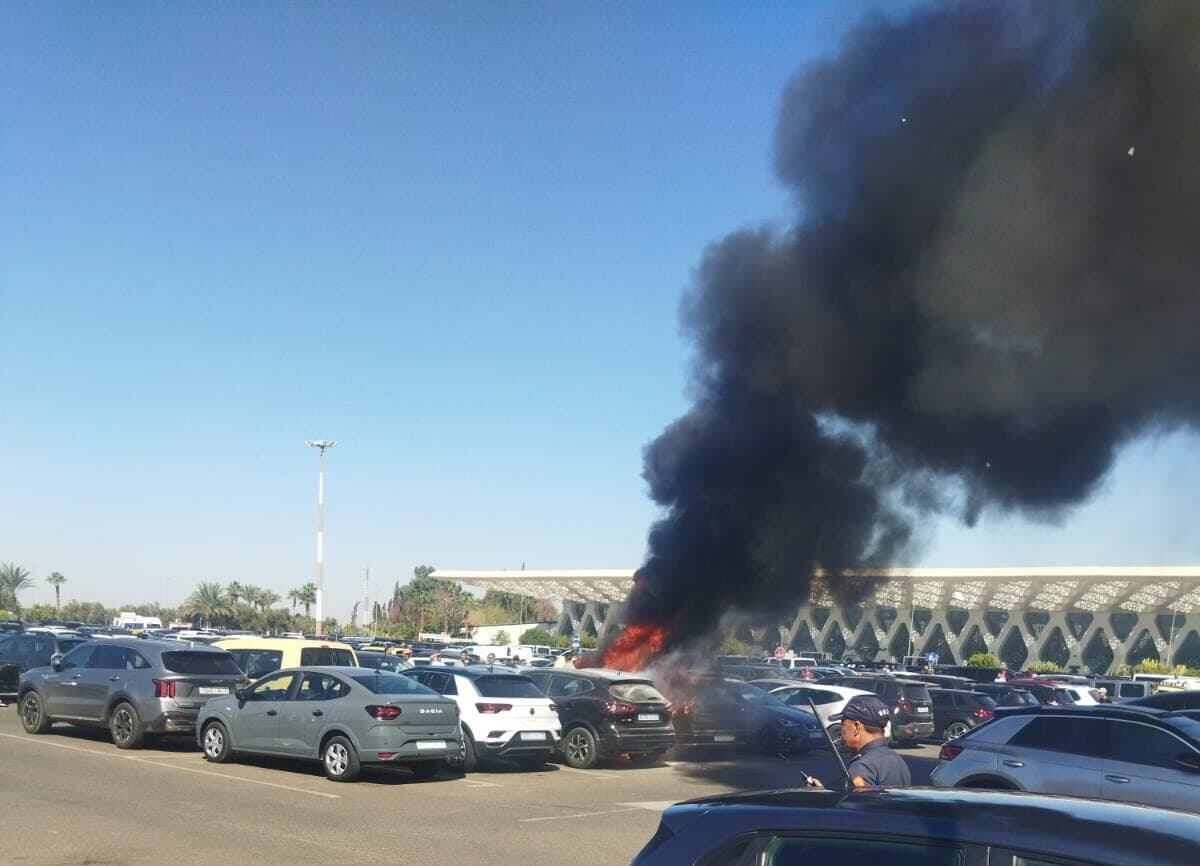 عااااجل بالفيديو اندلاع حريق بسيارة واستنفار أمني بمطار مراكش المنارة