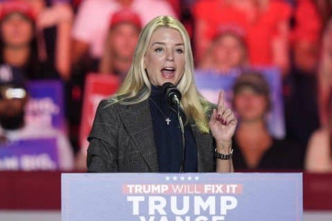 ترامب يعين بام بوندي وزيرة للعدل بعد انسحاب مرشحه مات غيتس