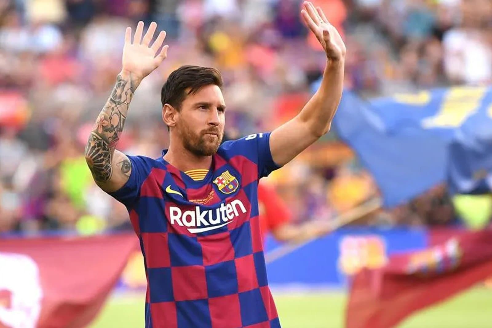 ليونيل ميسي يعود إلى برشلونة