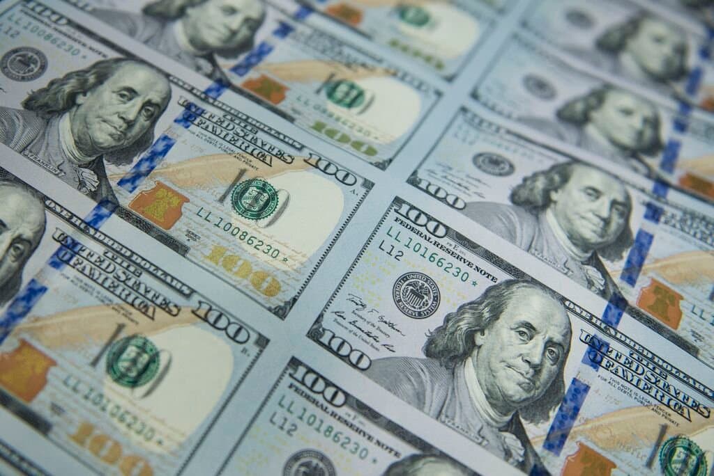 الدولار الأمريكي يواصل التراجع مع تزايد توقعات خفض أسعار الفائدة