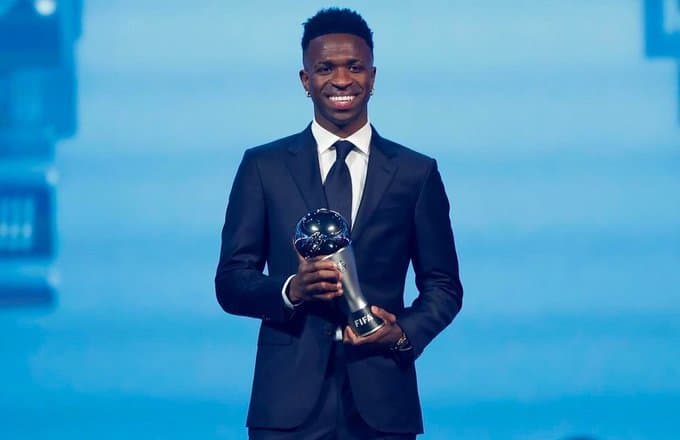 فينيسيوس جونيور يفوز بجائزة أفضل لاعب في العالم 2024 ويوجه رسالة لمنتقديه