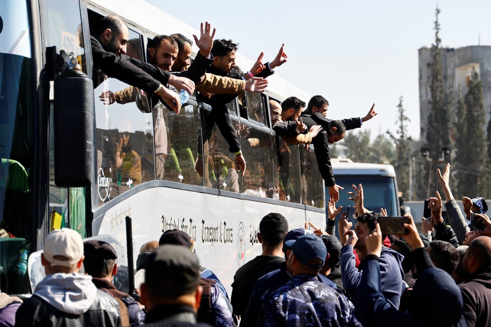 إسرائيل تفرج عن مئات الفلسطينيين