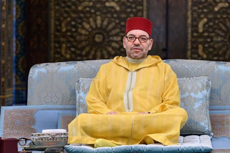 الملك يترأس حفل إحياء ليلة القدر ويؤدي الصلاة "جلوسًا"