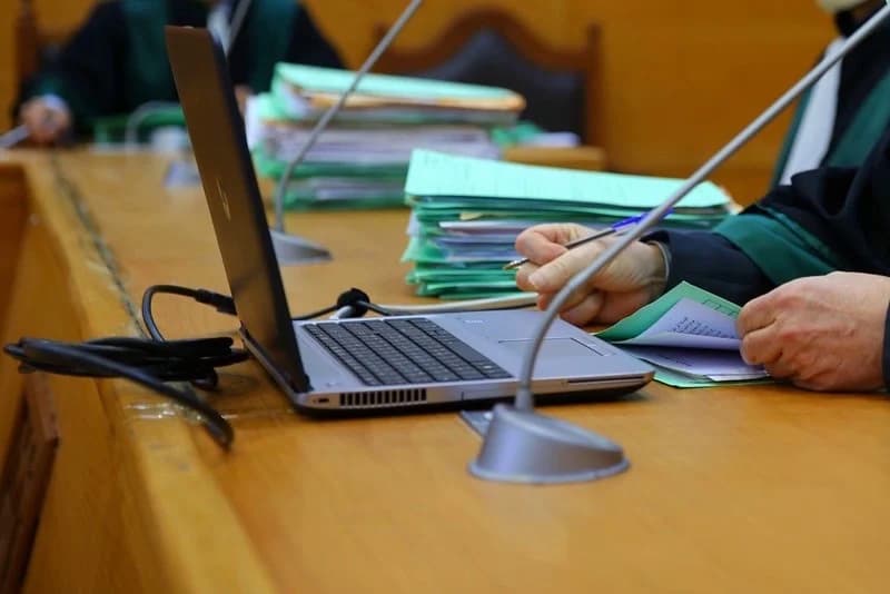 أستاذ متهم بـ"هتك العرض" يمثل أمام القضاء دون دفاع