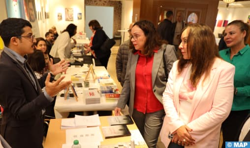 المبدعون المغاربة في المهجر يحتفون بالثقافة الوطنية في صالون باريس للكتاب