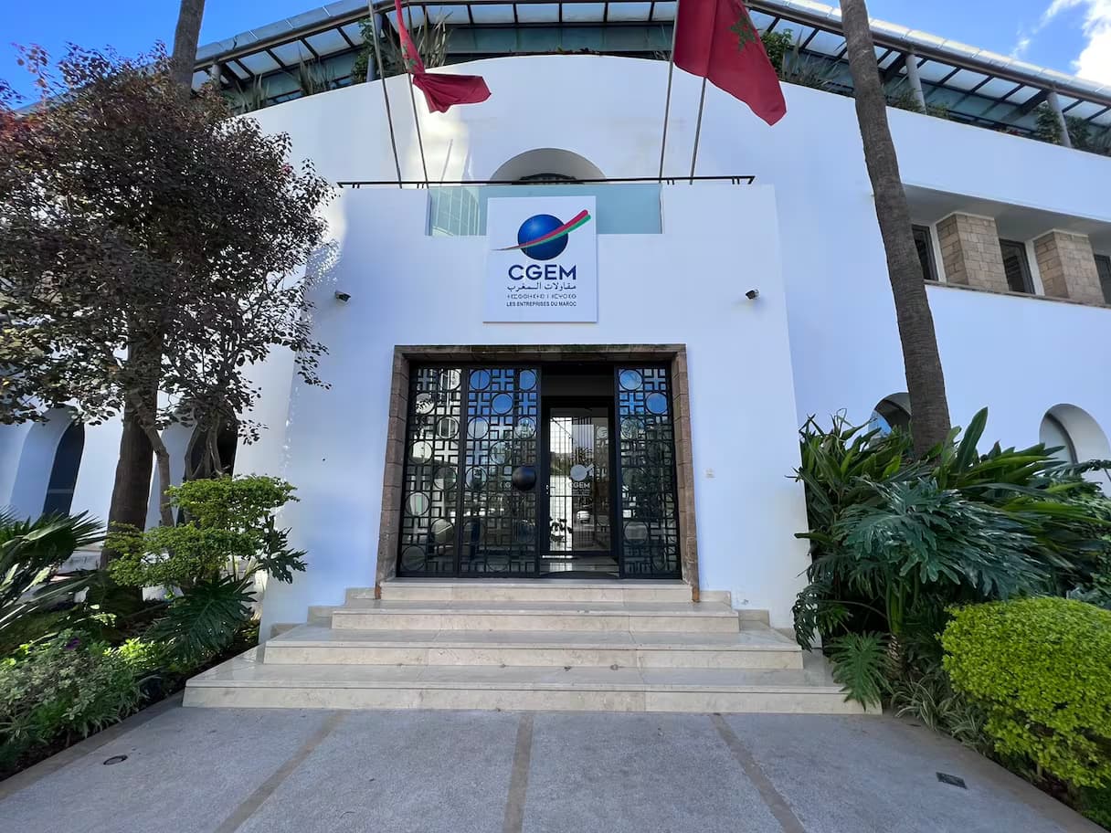 العلج يحث الشركات على تمكين الموظفين من عطلة الإثنين