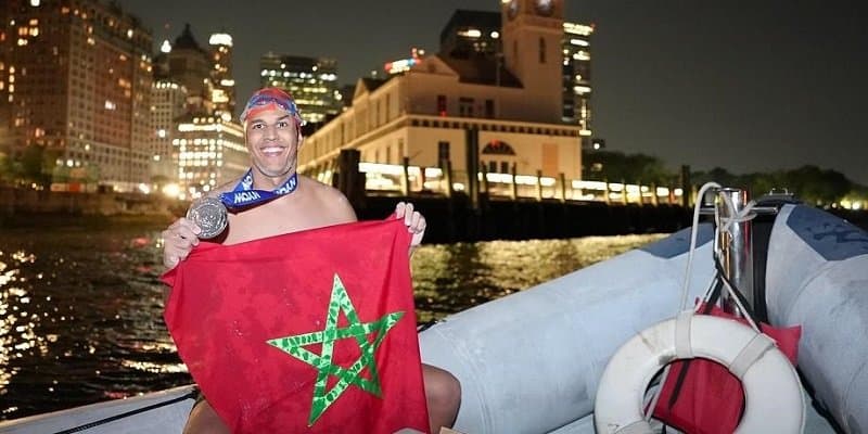 حسن بركة يُحقق إنجازًا غير مسبوق بسباحة حول جزيرة مانهاتن