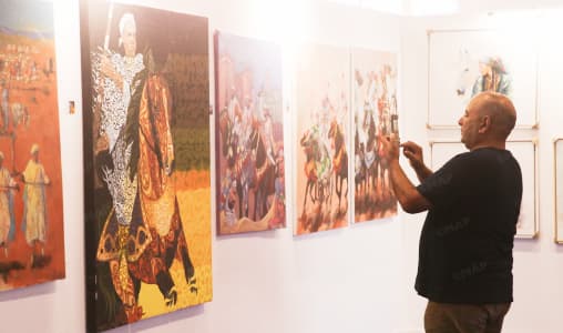 الفن التشكيلي يحتفي بالحصان الشرقي في معرض الفرس