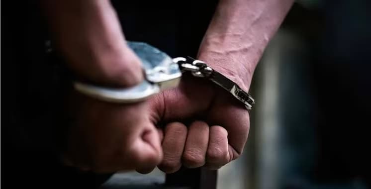 توقيف فرنسي من أصل جزائري بمطار طنجة بموجب مذكرة توقيف دولية